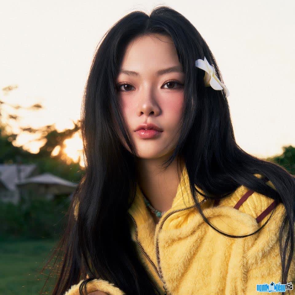 Hình ảnh ca sĩ trẻ tài năng Ánh Sáng AZA