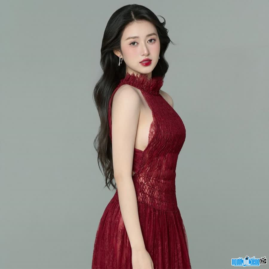 Hoa hậu Trâm Anh đẹp dịu dàng