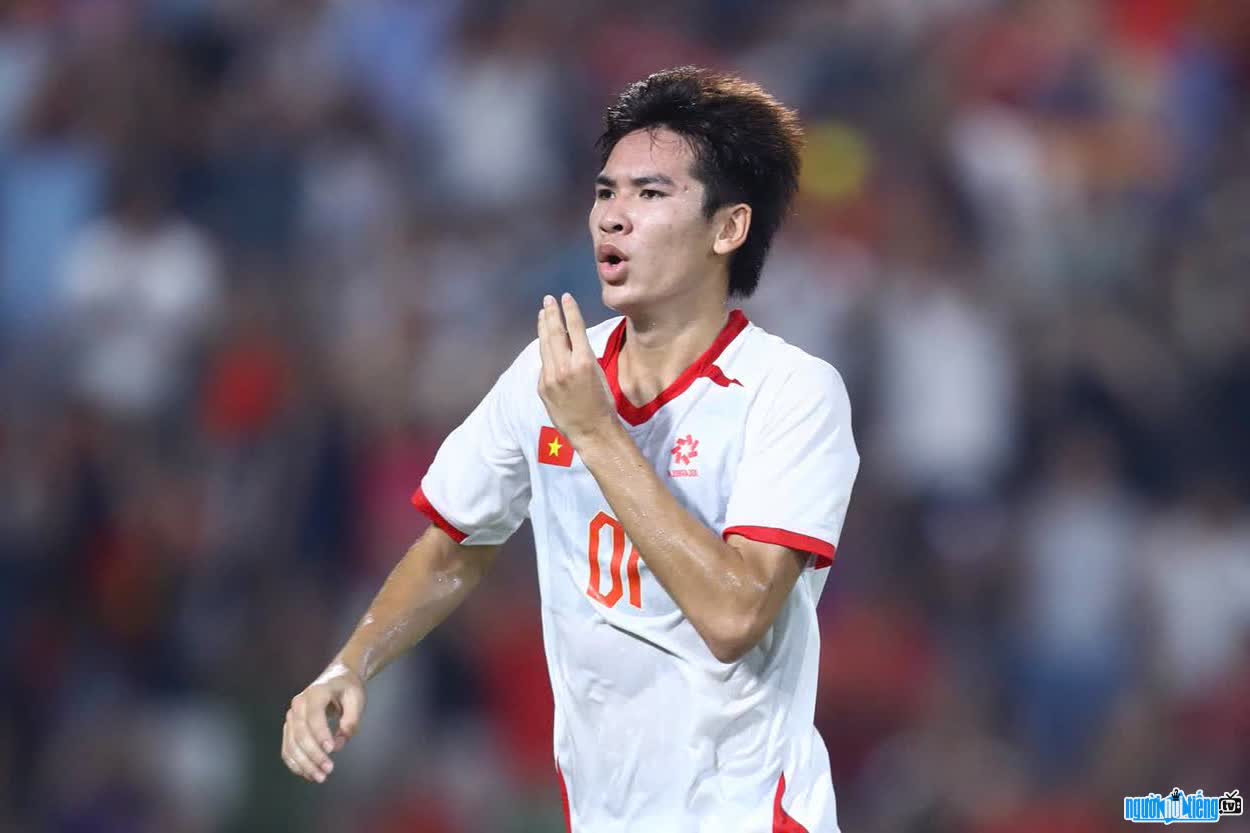 Hình ảnh Lê Văn Thuận ăn mừng chiến thắng