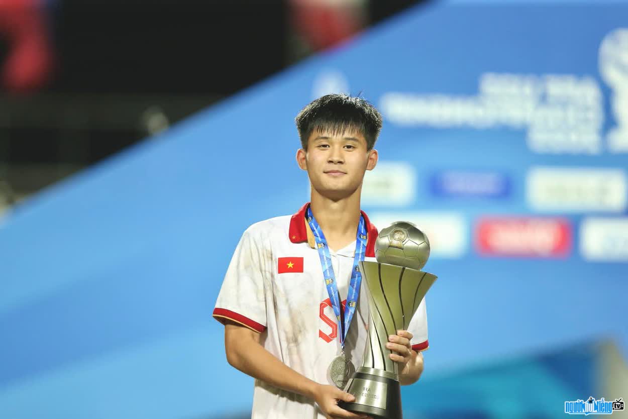 Hình ảnh Lê Đình Long Vũ giành cúp cùng đồng đội