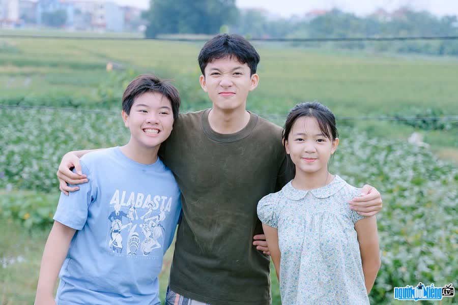 Diễn viên Nguyễn Sơn Tùng chụp ảnh cùng bạn diễn nhí