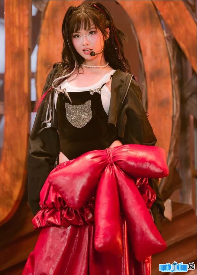 Hình ảnh Ánh Sáng AZA hết mình trên sân khấu “Em Xinh Say Hi”