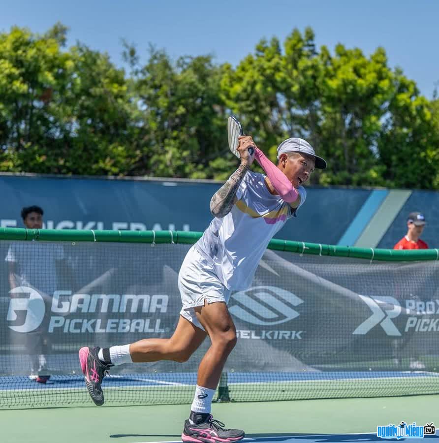 VĐV pickleball Quang Dương trên sân thi đấu