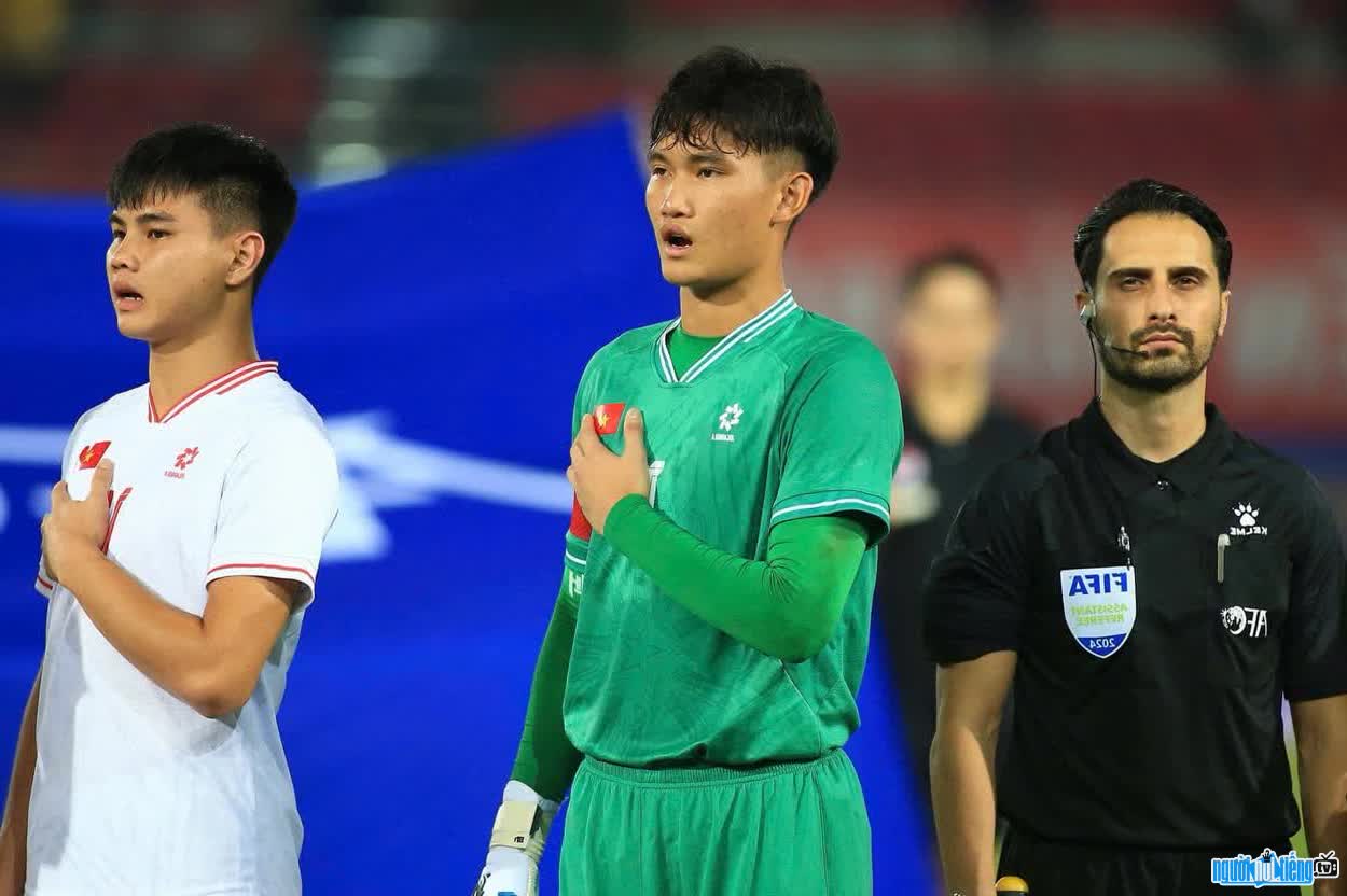 Hình ảnh Phạm Đình Hải ra sân đấu