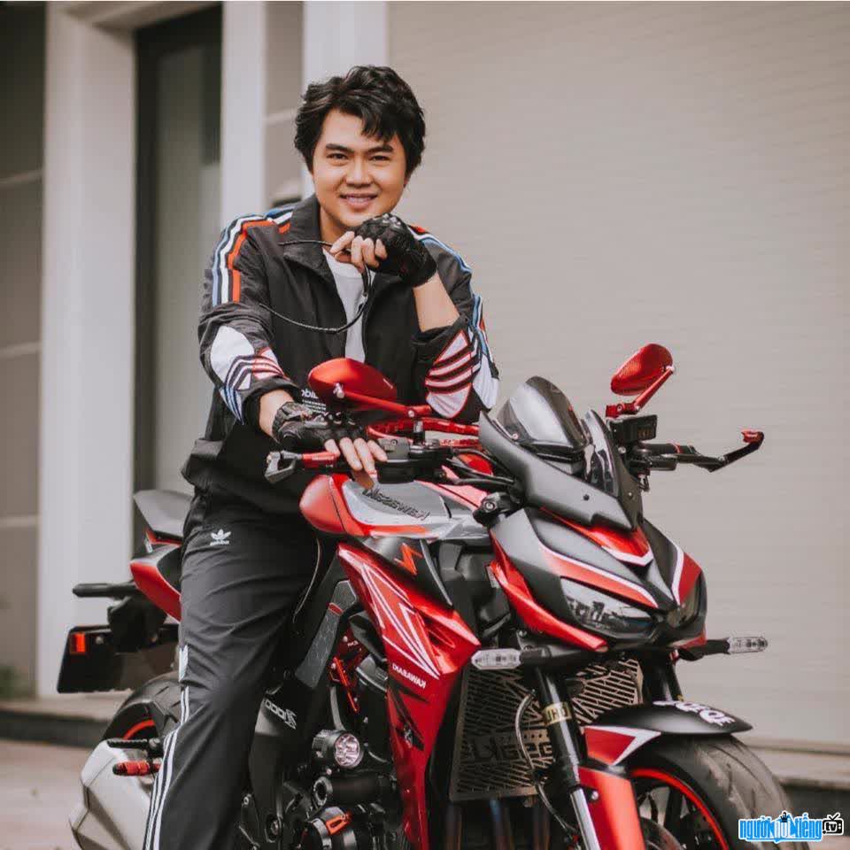 Hình ảnh ca sĩ Nguyễn Phú Quí