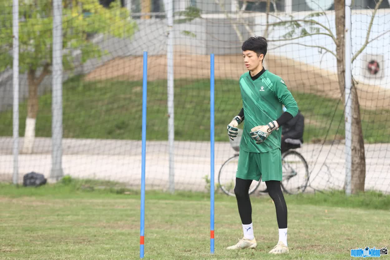 Hình ảnh thủ môn Lê Vũ Phong đày bản lĩnh