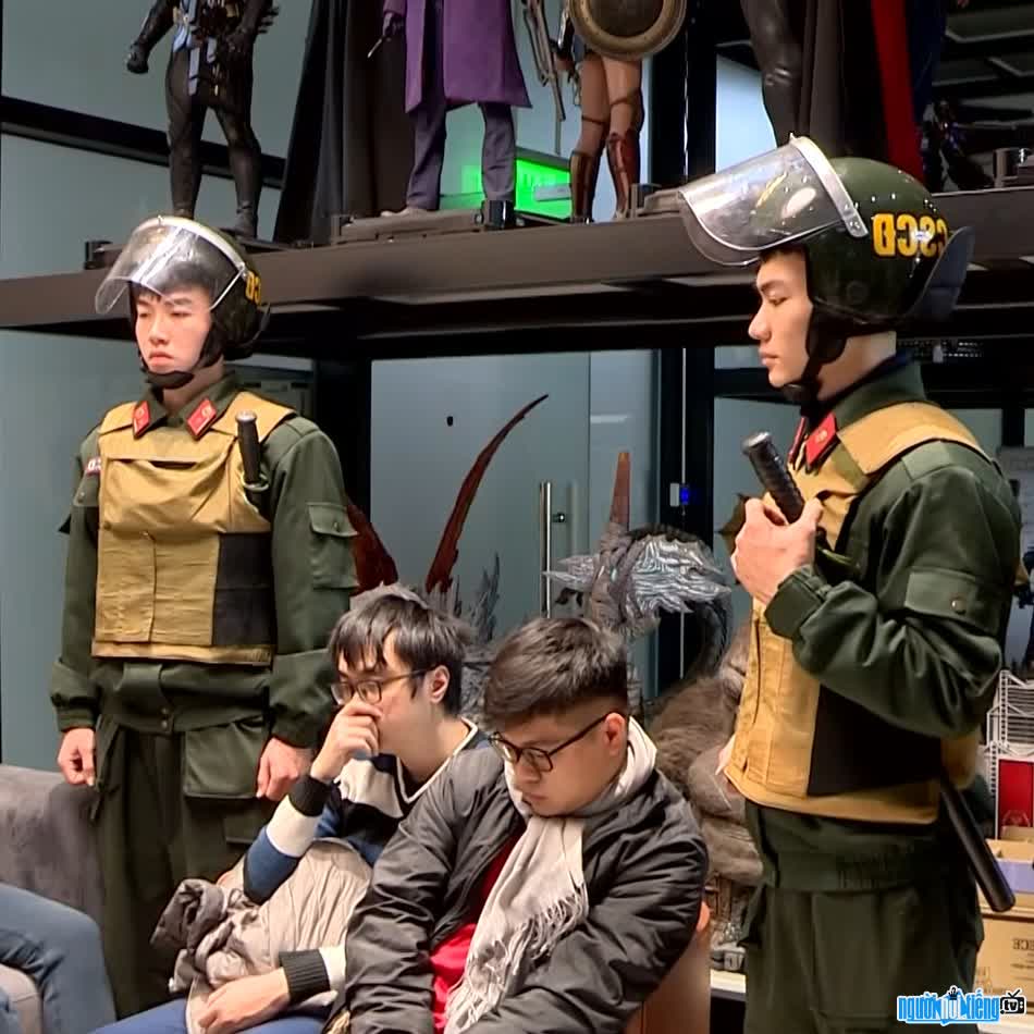 Hình ảnh Cáp Tần hật khi bị điều tra