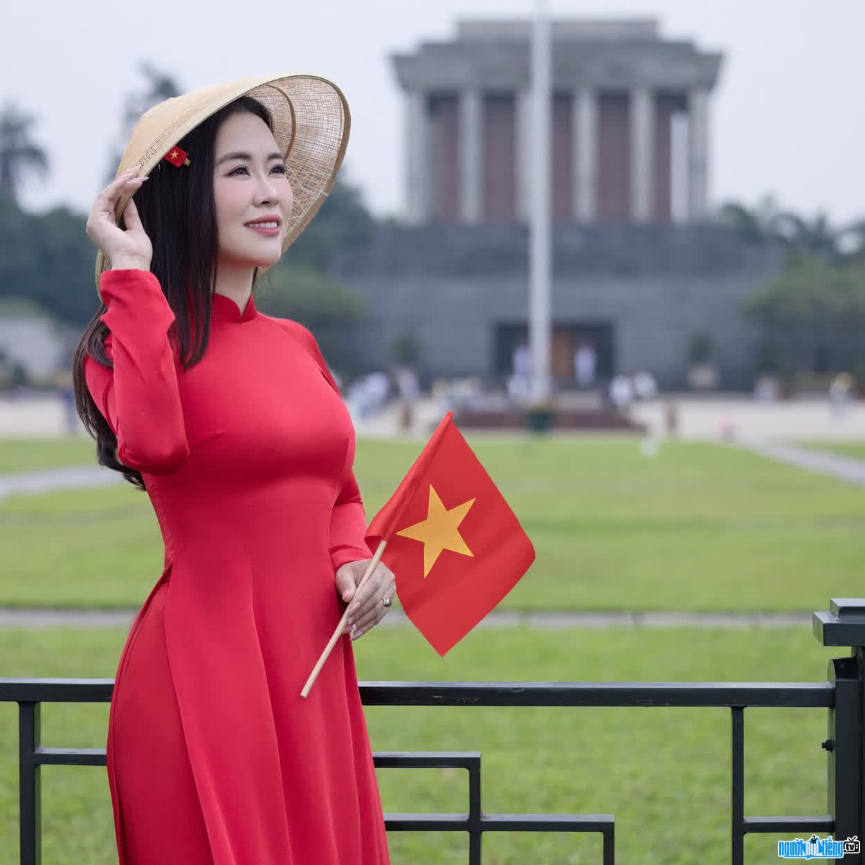 Hình ảnh NTK Trần Hoa Linh rạng ngời trong tà áo dài Việt