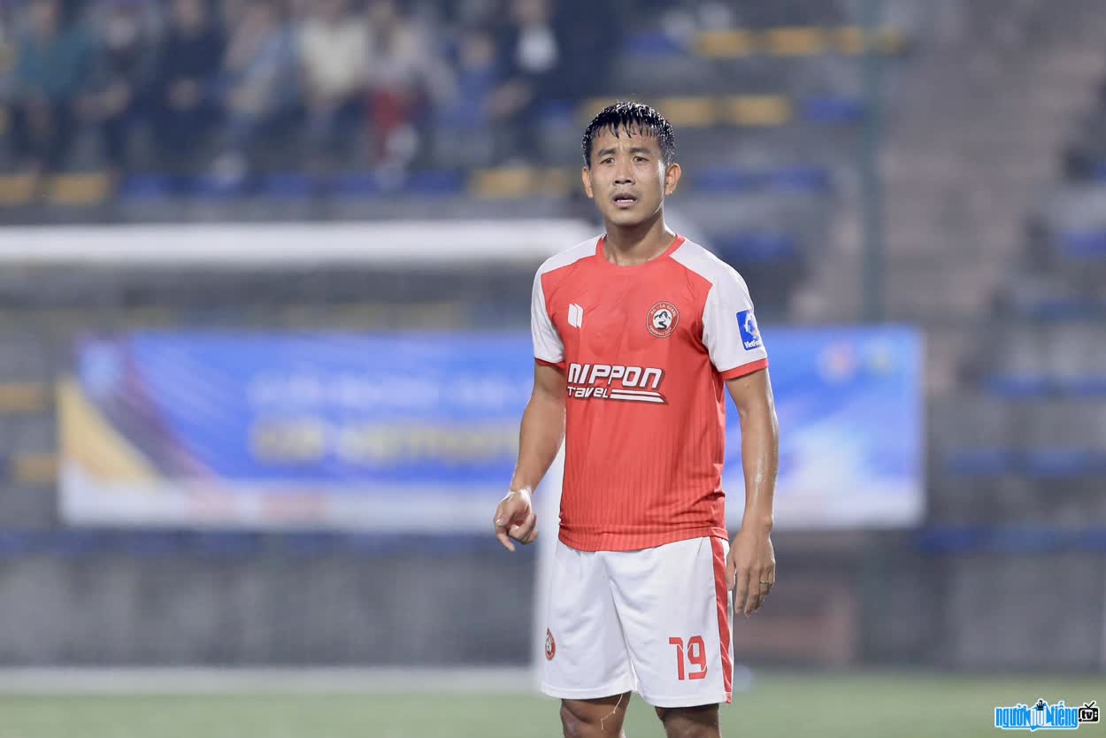 Hình ảnh cầu thủ Lê Thế Mạnh luôn nỗ lực hết mình mỗi khi ra sân