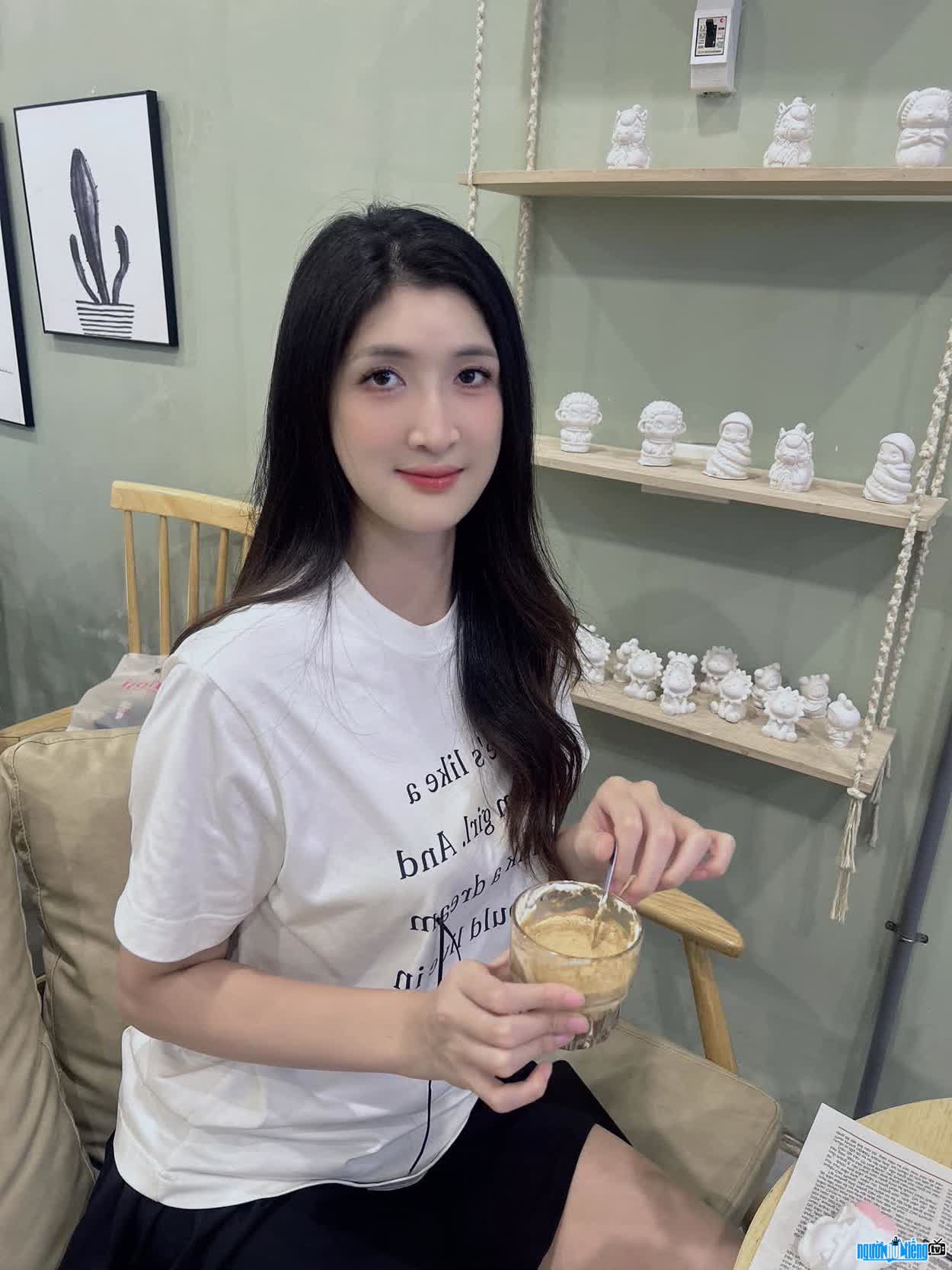 Hình ảnh Lưu Thị Huệ ngoài sân bóng