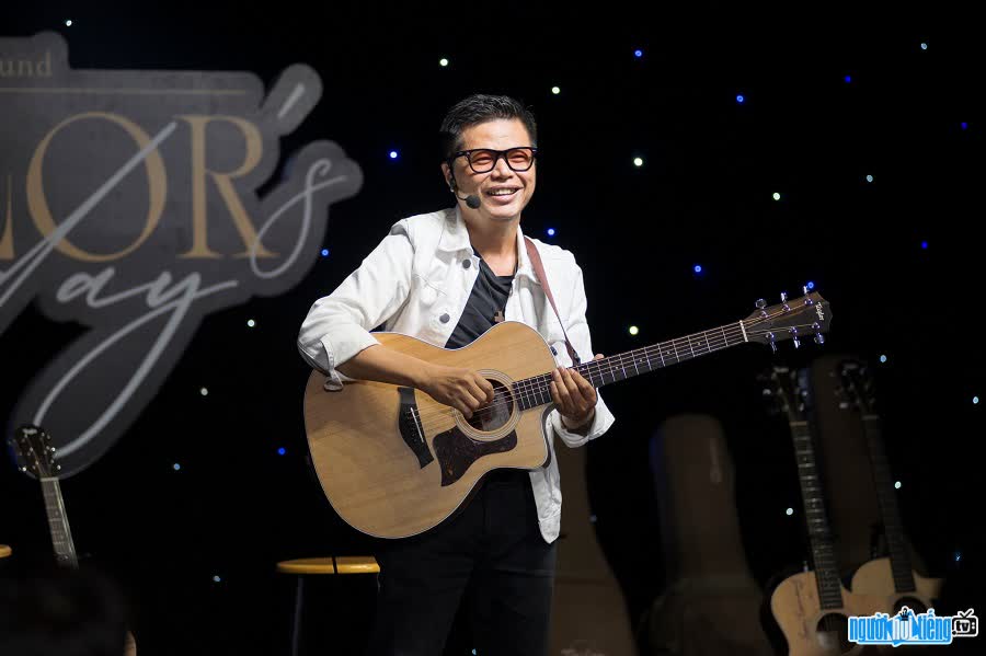 Nhạc sĩ Đức Thịnh dạy chương trình Guitar 8 phút