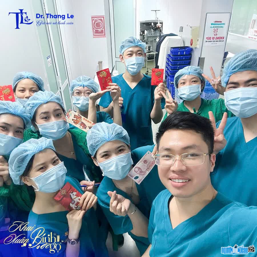 Bác sĩ Lê Thắng thân thiết với đồng nghiệp