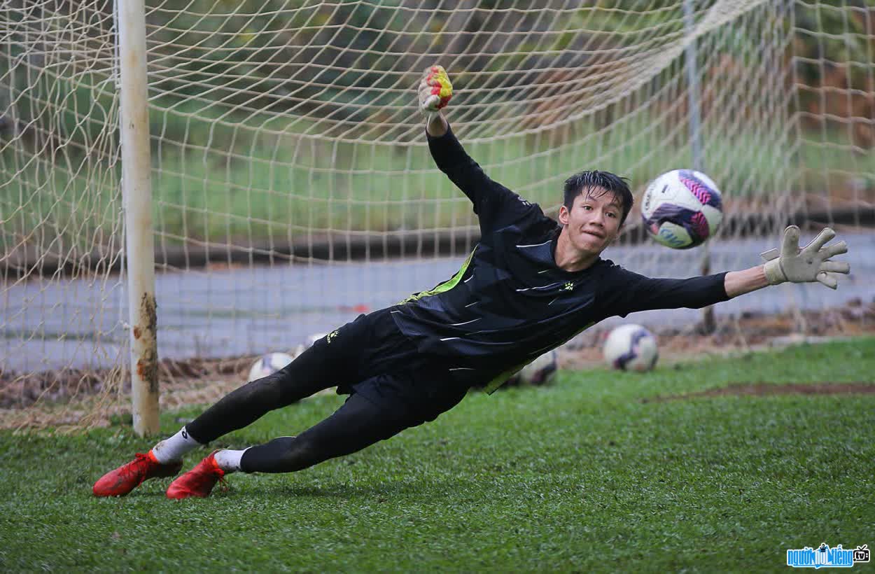 Hinh ảnh thủ môn Lê Vũ Phong luôn hết mình trên sân cỏ