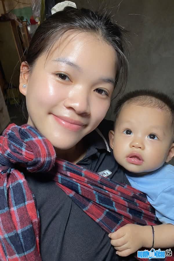 TikToker Thiên Thy nổi tiếng với những video vừa ôm con vừa hát