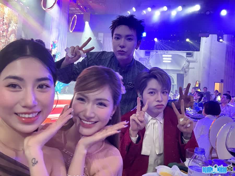 Hot girl Nguyễn Nụ thân thiết với ca sĩ Hòa Minzy