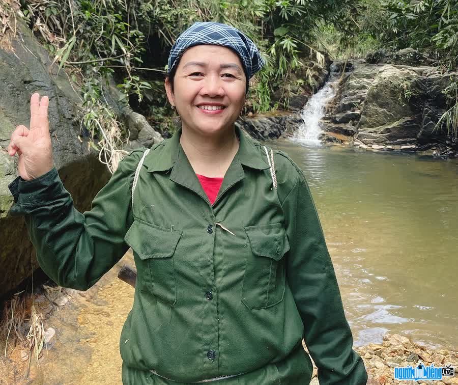 TikToker Âu Thị Sinh vào rừng hái dược liệu