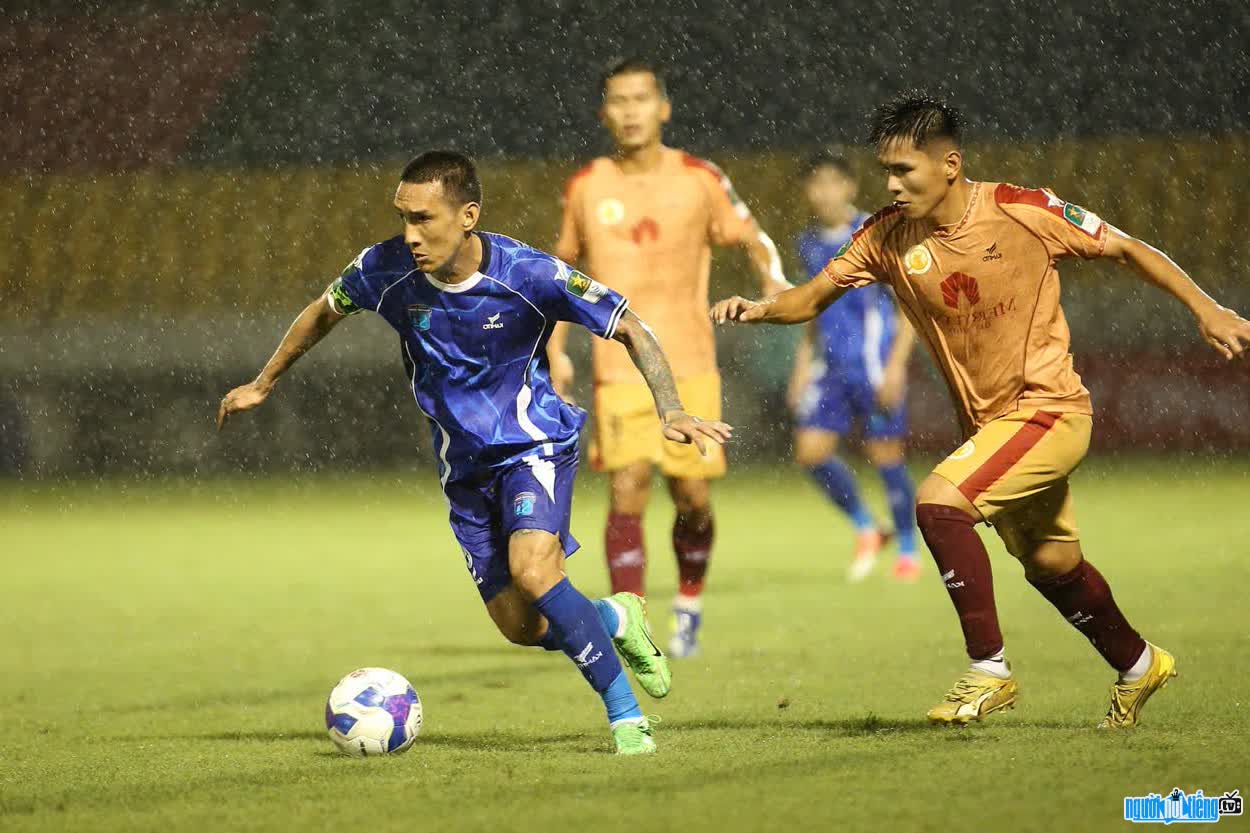 Hình ảnh Bùi Văn Hiếu luôn cố gắng hết mình trên sân cỏ