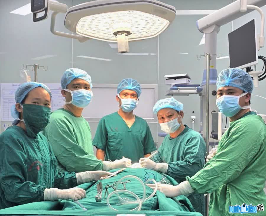 Bác sĩ Đinh Văn Trực trong phòng phẫu thuật