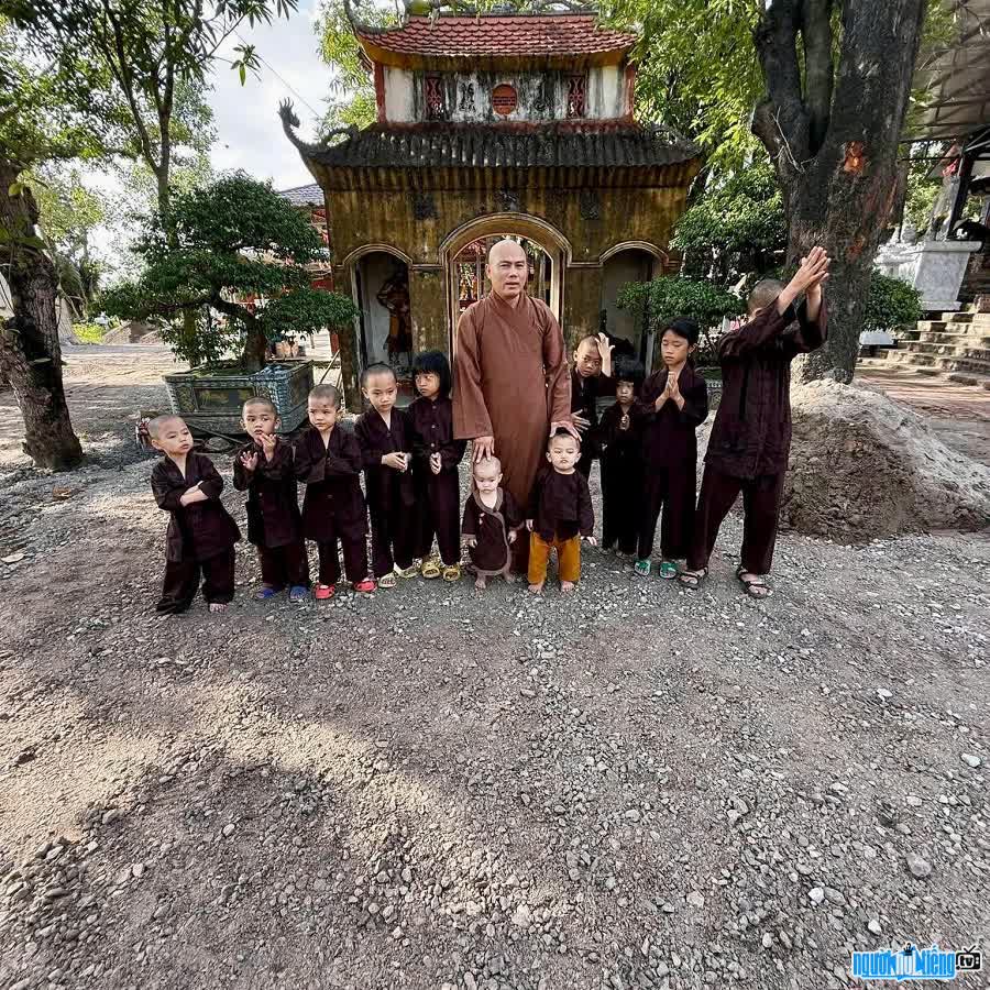 Nhà sư Thích Giác Tâm và các chú tiểu