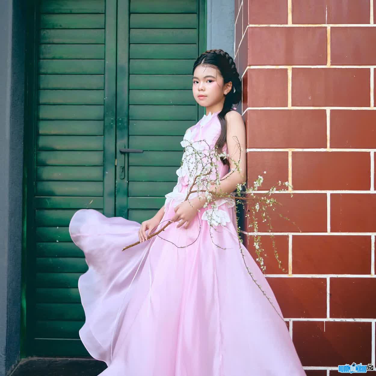 Hình ảnh mẫu nhí Emily Thanh Như xinh đẹp rạng ngời