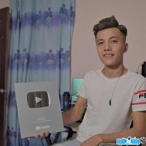 Ảnh Youtuber Tùng Bỏng