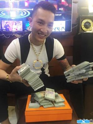 Ảnh Hiện tượng mạng Huấn Hoa Hồng